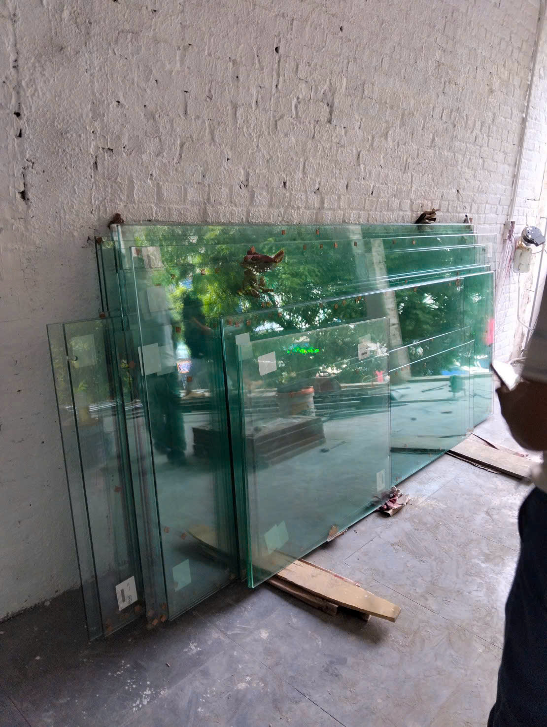Nhiều tấm kính được xếp riêng theo kích thước tại khu vực tập kết